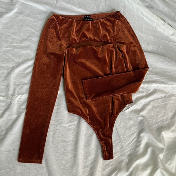 Urban Outfitters Orange Rust Velvet Ribbed Long Sleeve Keyhole Cutout Bodysuit - Picture 2 of 7
